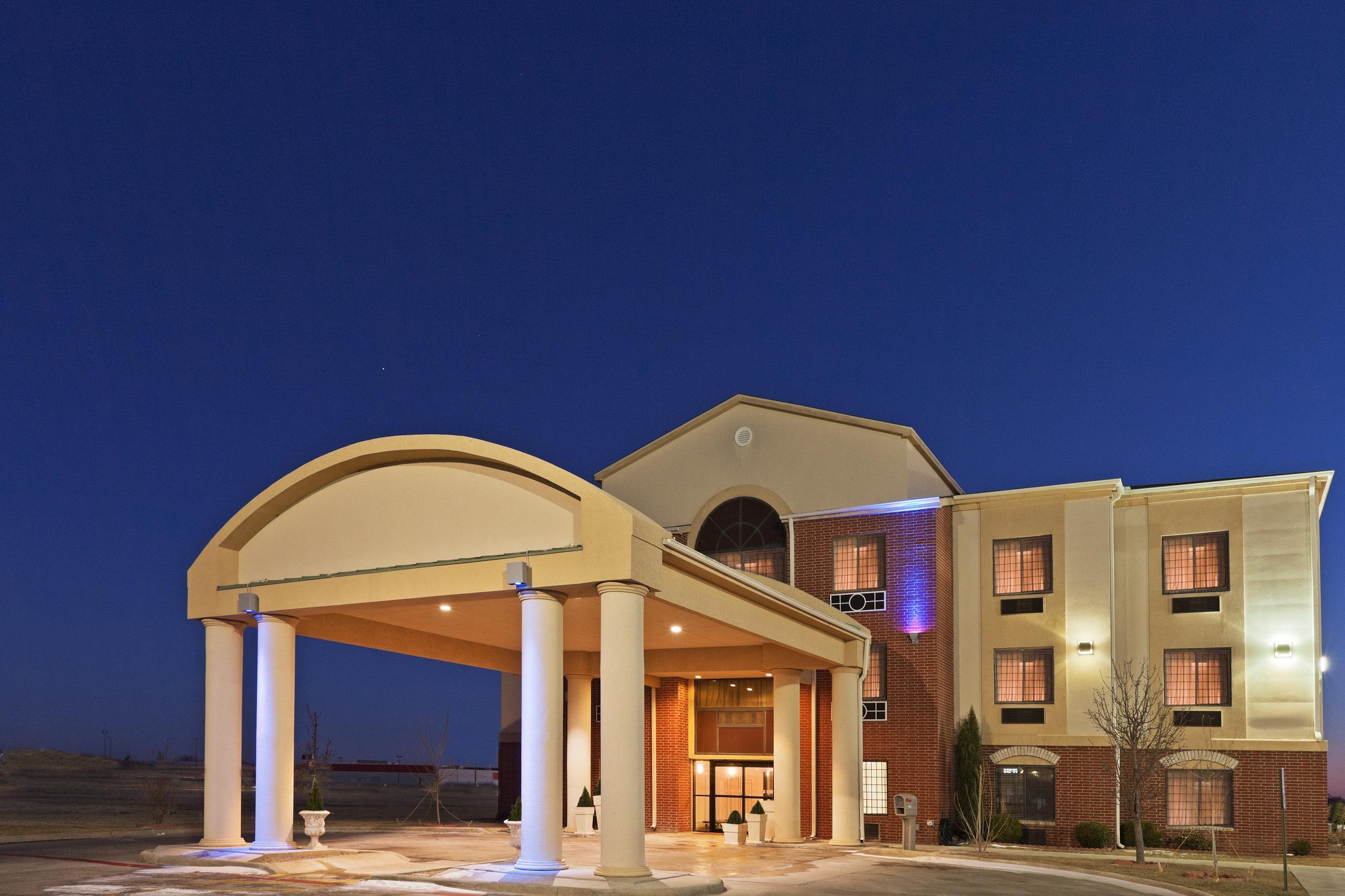 Holiday Inn Express Hotel & Suites Plainview By Ihg Exterior foto